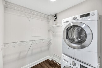 1BR, 1BA - 673SF - Dartmouth - Laundry - The Law Building