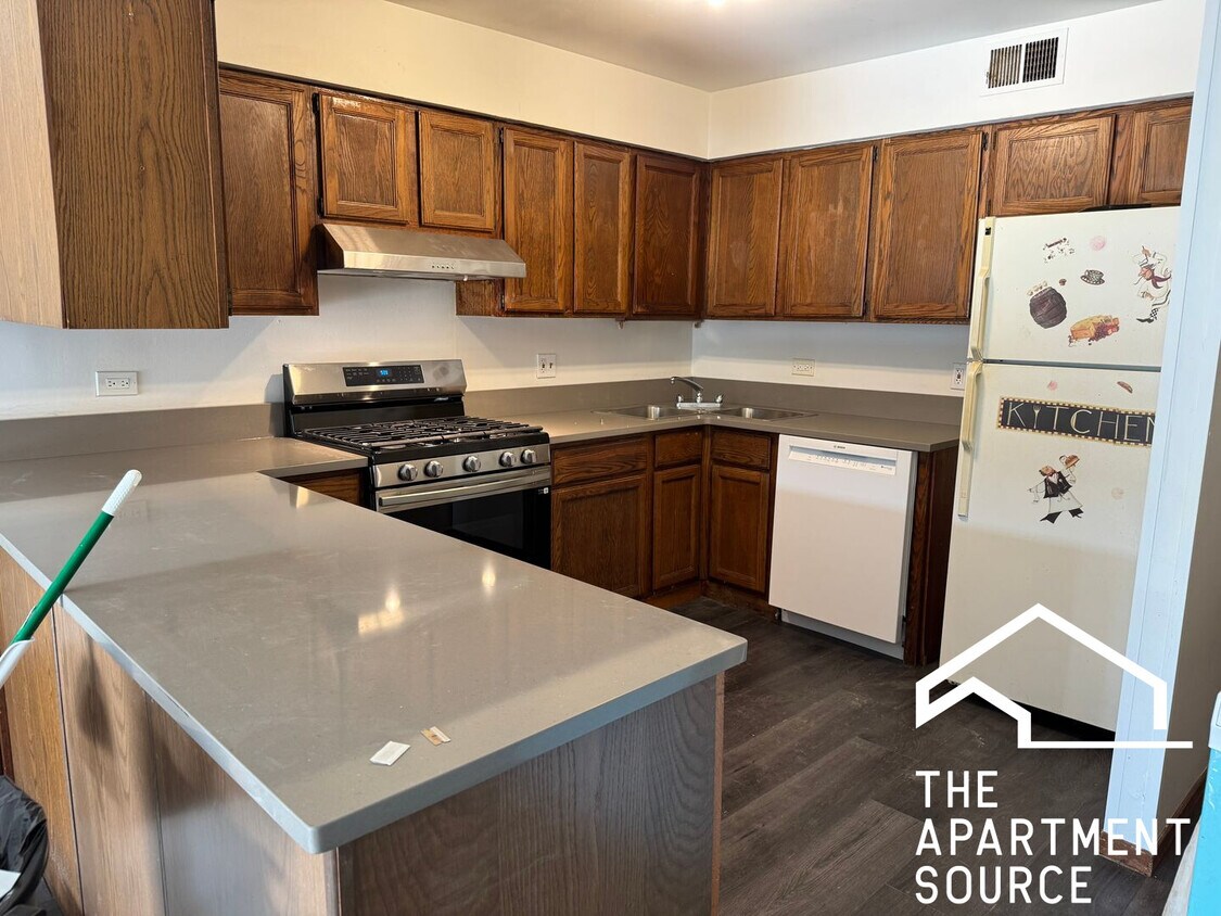 Foto principal - 7427 N Western Ave