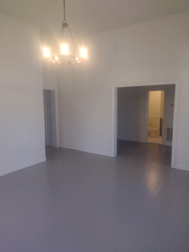 Sala de estar delantera - 219 Sanford Ave