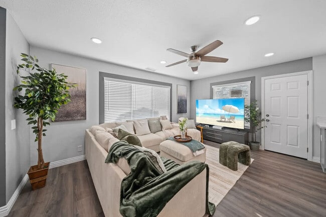 Building Photo - 10983 Parkdale Ave