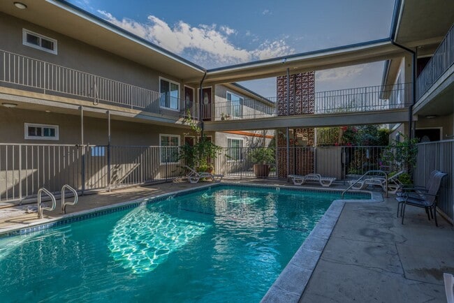 Building Photo - North Monrovia Updated Spacious 1bed/1bath upstairs Unit