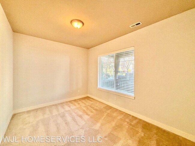 Building Photo - 4 br, 3.5 bath House - 959 3rd Ave NE