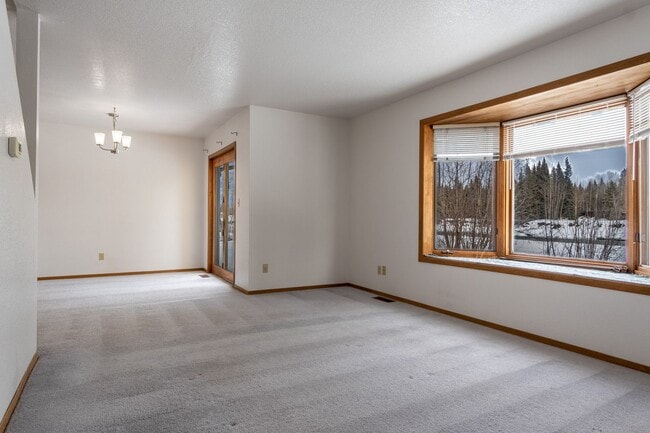 Foto del edificio - Right on the river! 2 Bedroom, 1.5 Bath, W/Garage, Duplex!