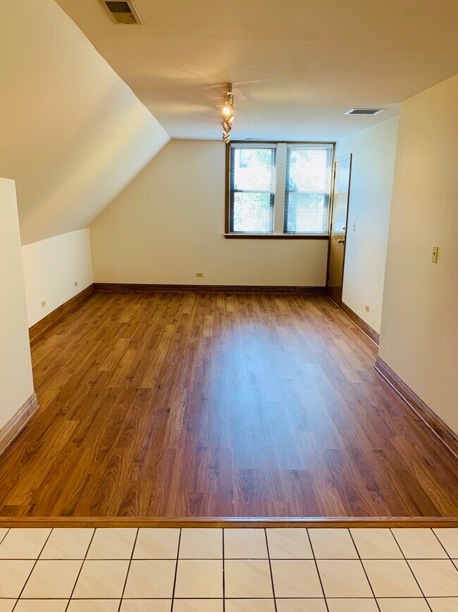 Foto del edificio - 1354 W George St