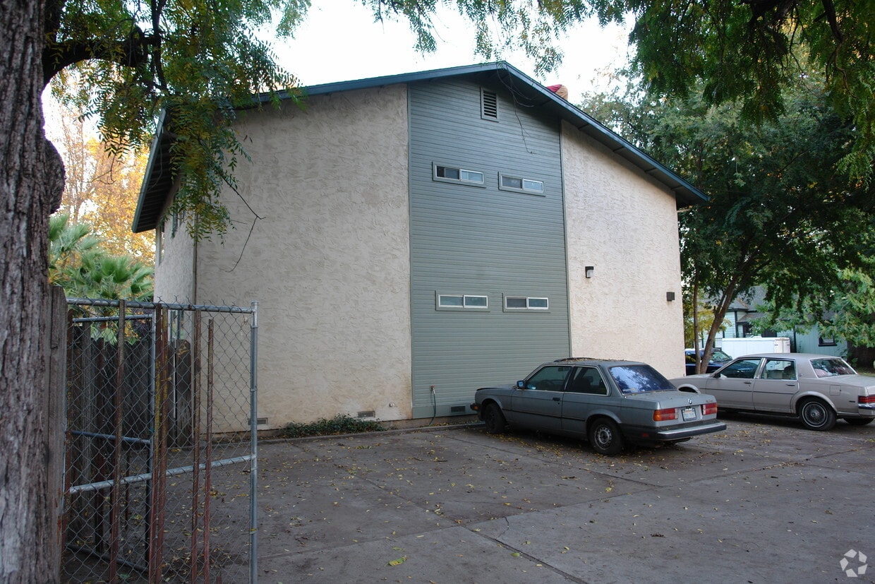 Primary Photo - **Pre-Leasing For Summer 2025** Spacious 4...