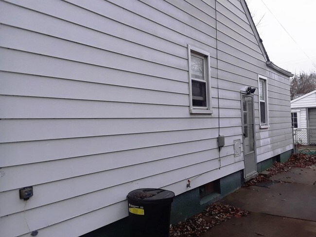Building Photo - Charming home in Harper Woods