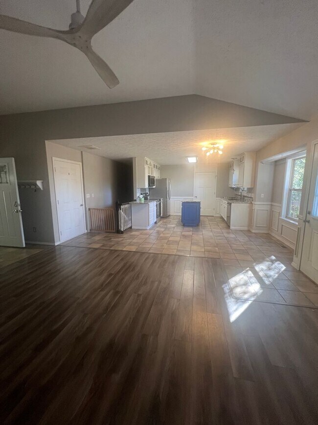 Building Photo - 4 bedroom/3 bathroom/2 car garage/walkout ...