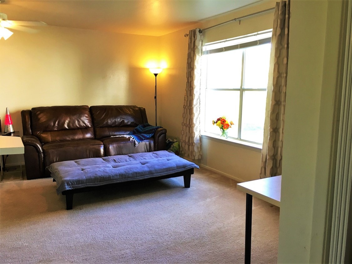 Living Room - 999 W Villa Maria Rd