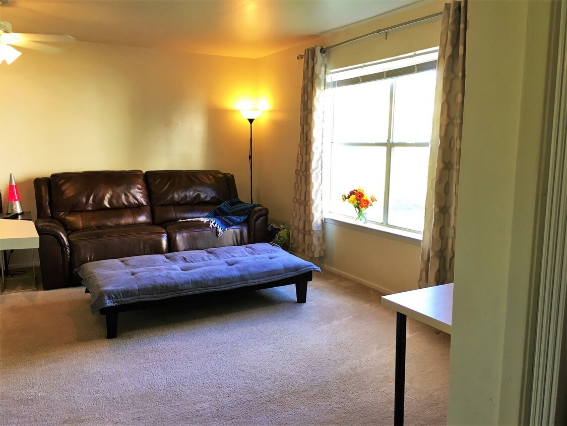 Sala de estar - 999 W Villa Maria Rd