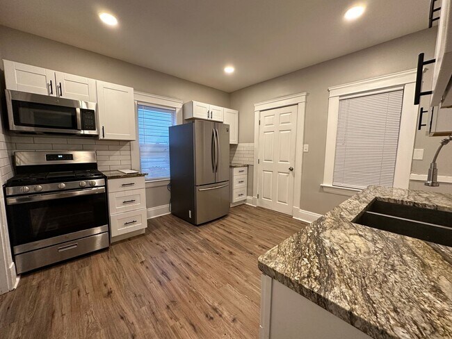 Building Photo - West Side 4-Bed UPDATED Single-Family - Av...