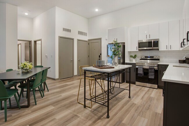 Desde pisos de tablones de madera hasta techos de 9 pies, nuestros interiores son refrescantes, relajantes y están listos para darle la bienvenida a casa. - Modera Berkeley Heights