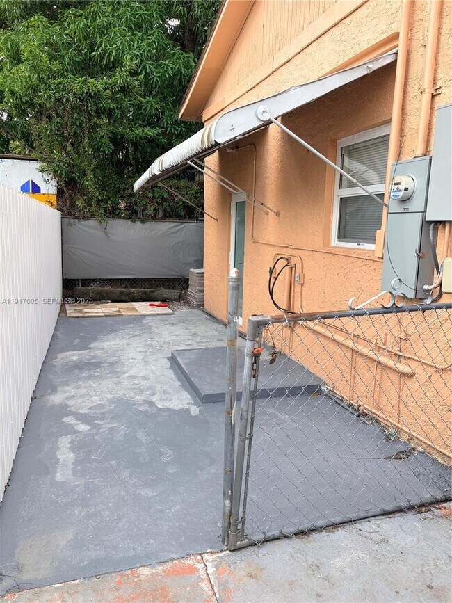 Building Photo - 1560 NW 25th Ave