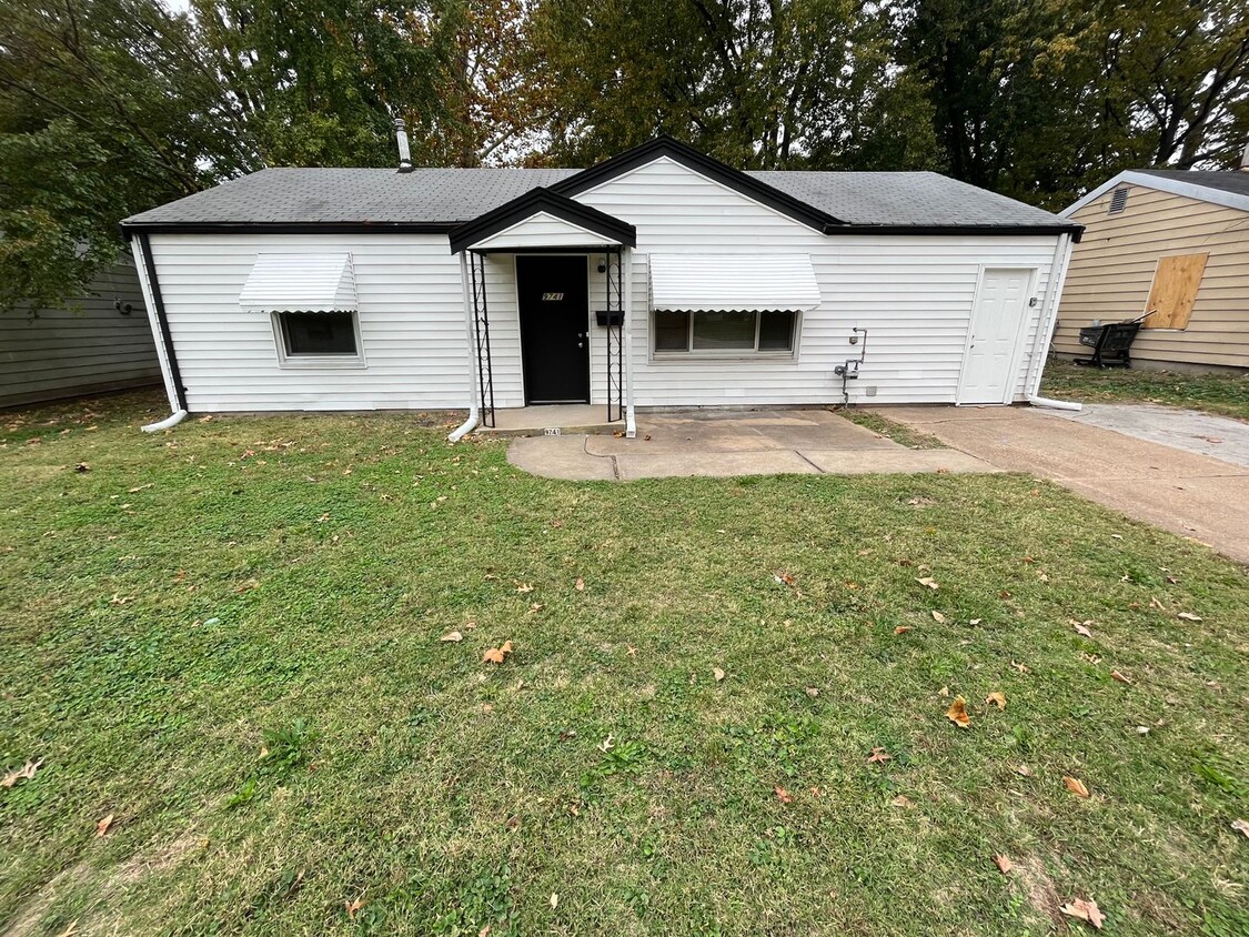 Primary Photo - Spacious Three Bedroom One Bath Home Comin...