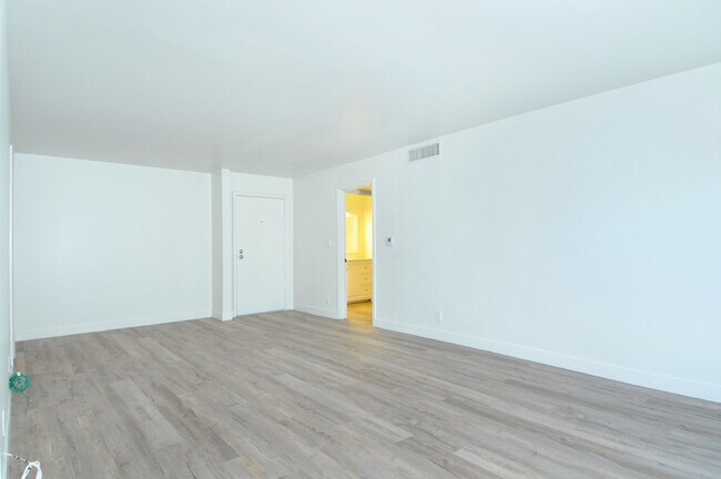 Building Photo - 320 E Stocker St