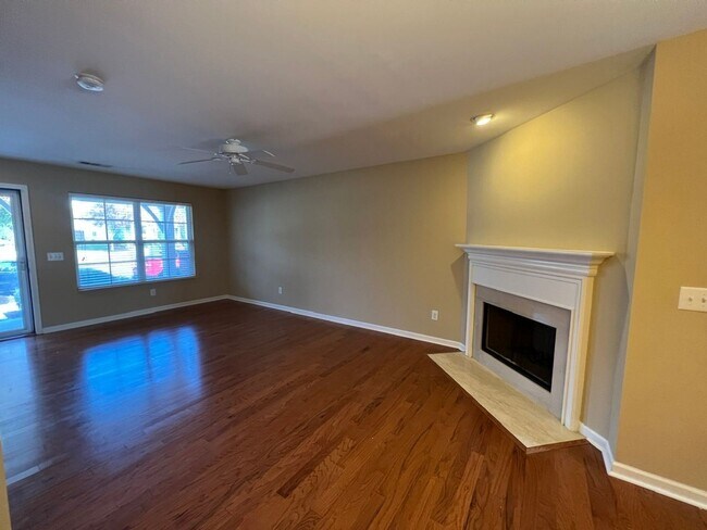 Building Photo - 2 br, 2.5 bath House - 1424 Riverbrook Dr.