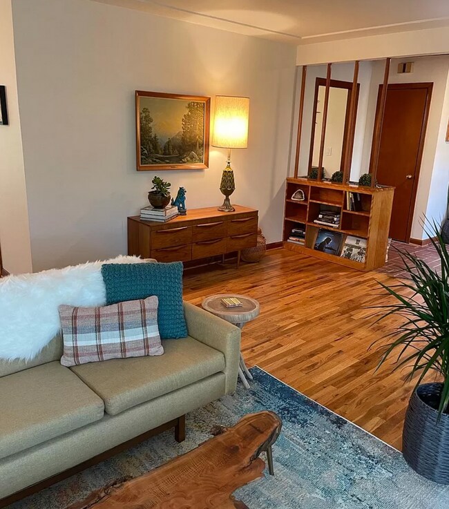 Building Photo - 2 Bedroom 1 Bath - Fully Furnished Home