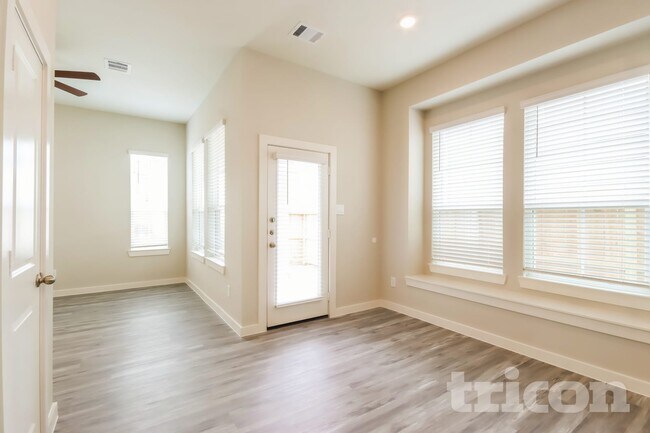 Foto del edificio - 9835 Willow Creek Commerce Dr