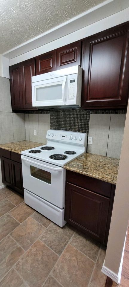 Building Photo - 555 W Glenn Ave