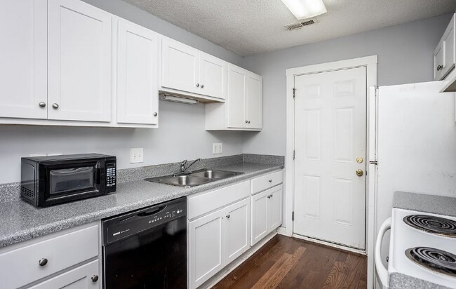 Foto del edificio - " 2-Bed Duplex with Hardwood Floors-Large Lot- Off Street Parking"