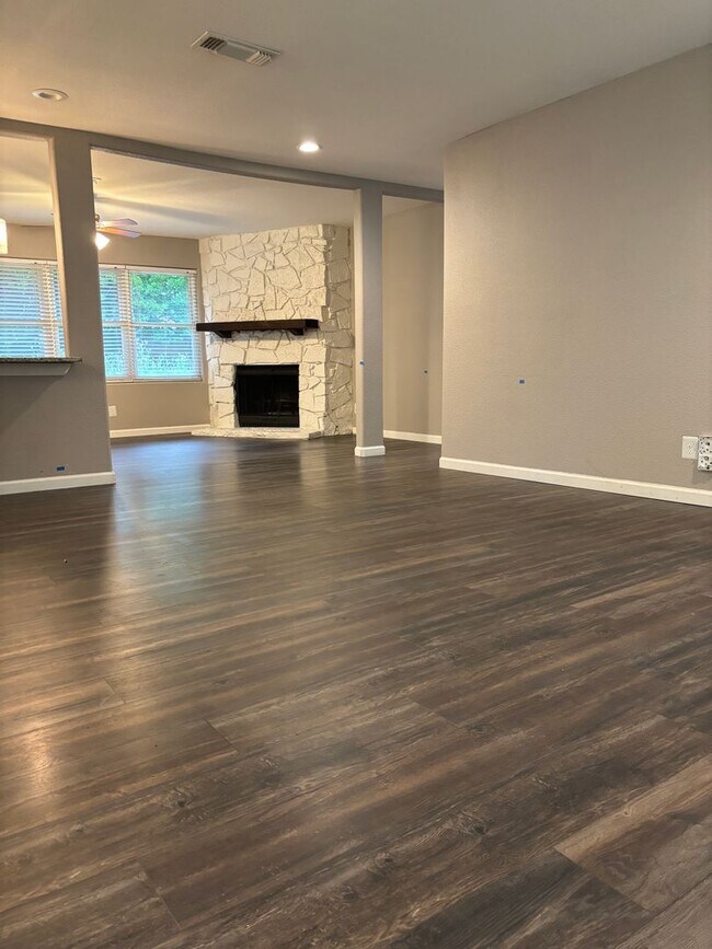 Foto del edificio - Updated home, corner lot w lots of trees!