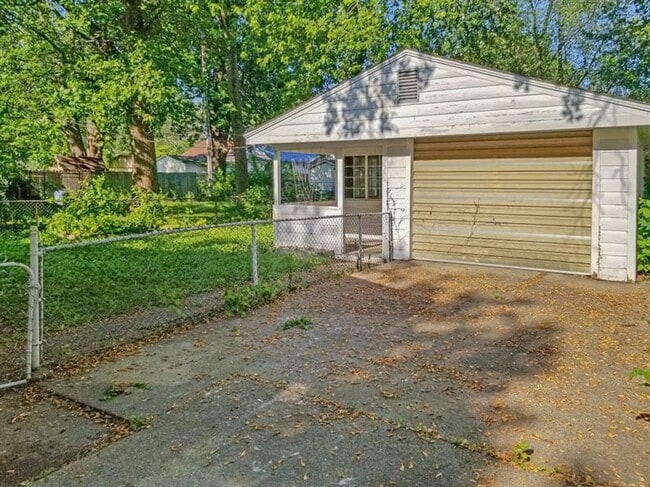 Building Photo - Home Sweet Hardwood: Charming 2 Bed/1 Bath...