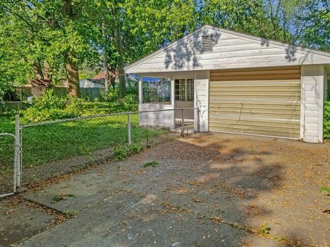 Foto del edificio - Home Sweet Hardwood: Charming 2 Bed/1 Bath...