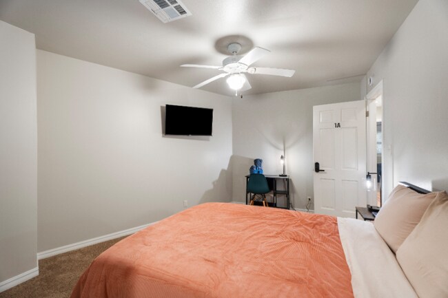 Foto del edificio - 4719 S Lakewood Ave