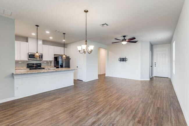 Foto del edificio - BEAUTIFUL 3-BEDROOM HOME IN WEST VILLAGE AT CREEKSIDE