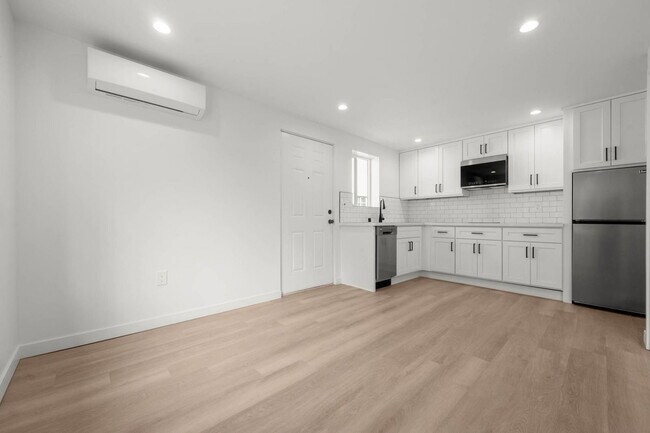 Building Photo - 4012 S Hillcrest Dr