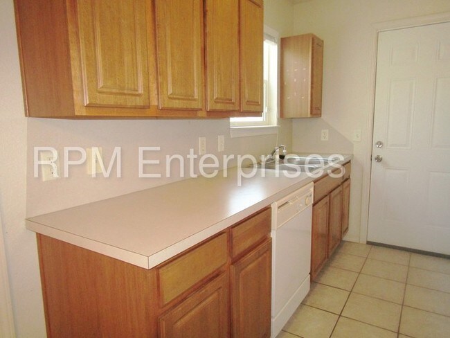 Building Photo - 2 bed 2 full bath cozy living just for you