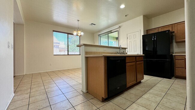 Foto del edificio - Eastside (Stella and Kolb) 4 bedroom  2 bath house with 2 car garage near Lakeside Park!