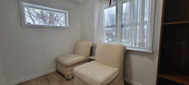 Building Photo - 498 Ottawa St S