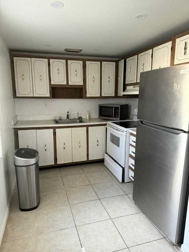 Building Photo - 468 Capri G