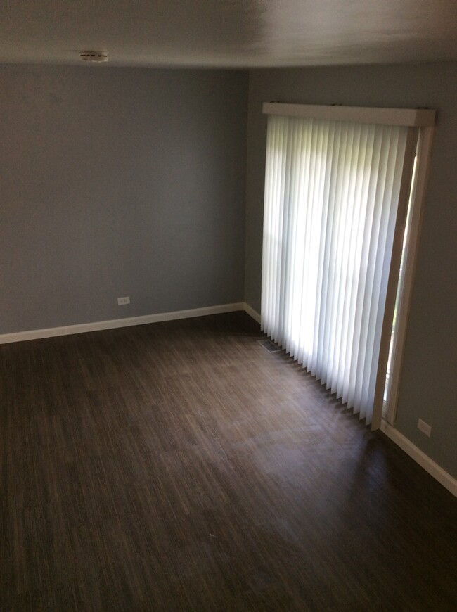 Building Photo - 1096 Bristol Ct