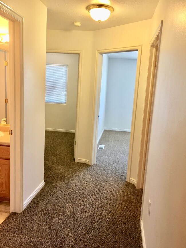 Building Photo - Hawk Hollow Townhome