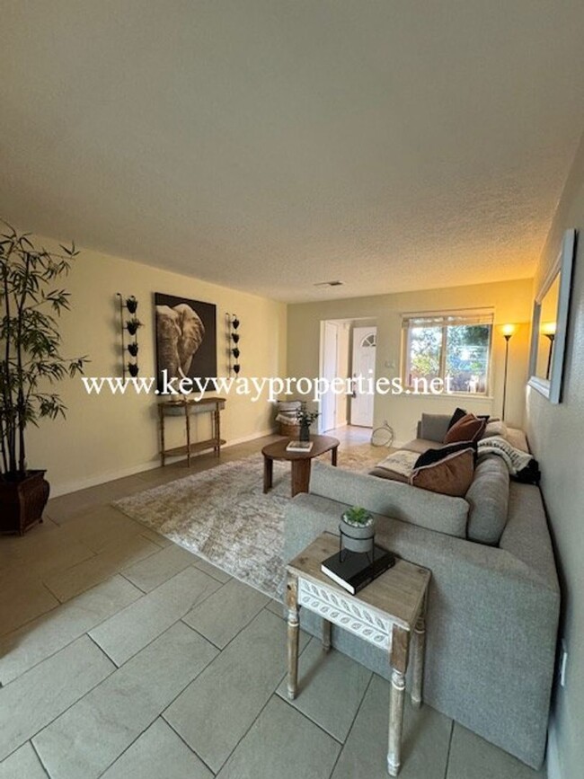 Foto del edificio - ALL Utilities INCLUDED FOOTHILLS CONDO