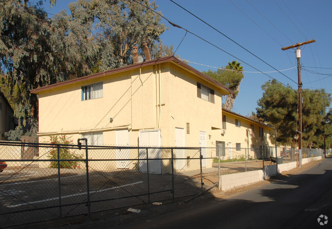 Building Photo - 5515-5525 Media Dr