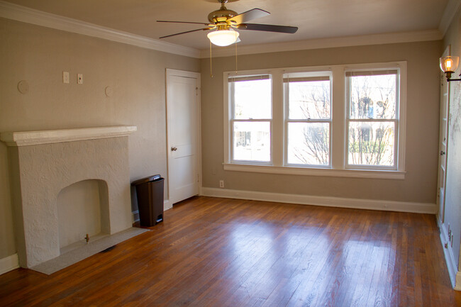 Living room - 5968 Ross Ave