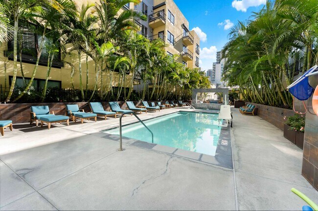 Foto del edificio - April Move-in Special $500 off Rent - Downtown Cortez Hill Junior Studio | Pool, Parking & Modern...