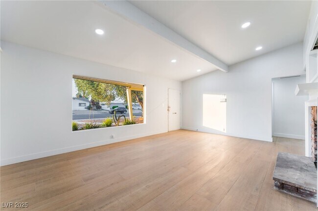 Foto del edificio - 548 E Oakey Blvd