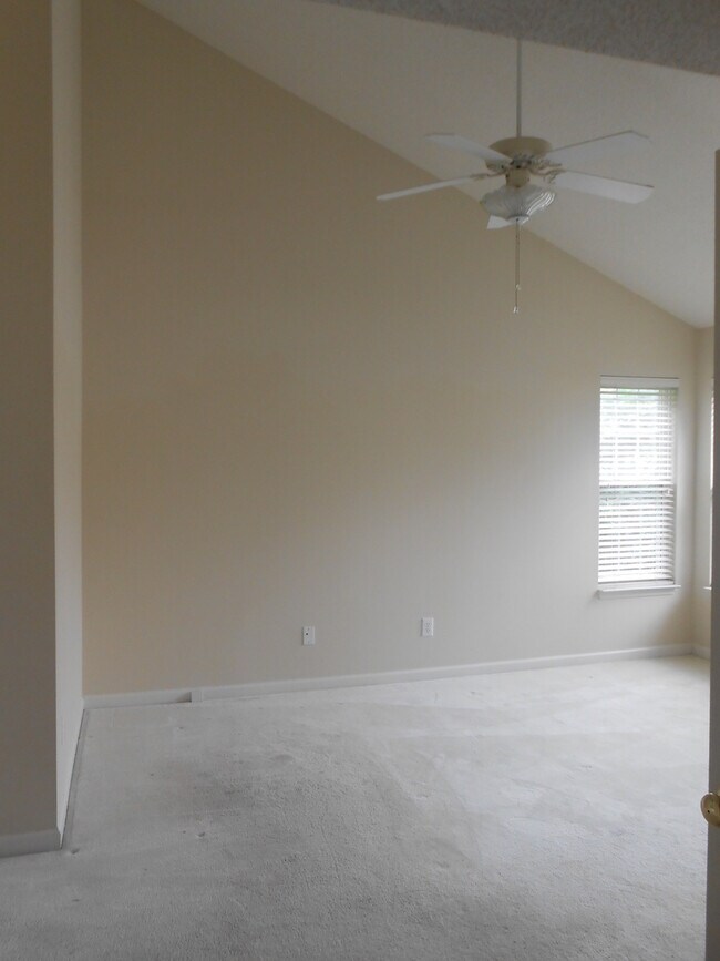 Building Photo - Fantastic 3 BR House w/ Inviting Floor Plan in Kernodle/NW School District