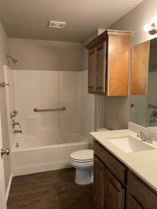 Foto del edificio - 500 off your move in before June 1st !  55...