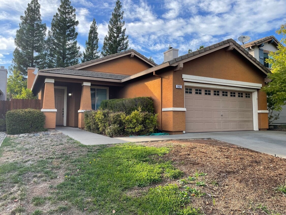 Primary Photo - Beautiful Single-Story 4BR/2BA Home – Quie...