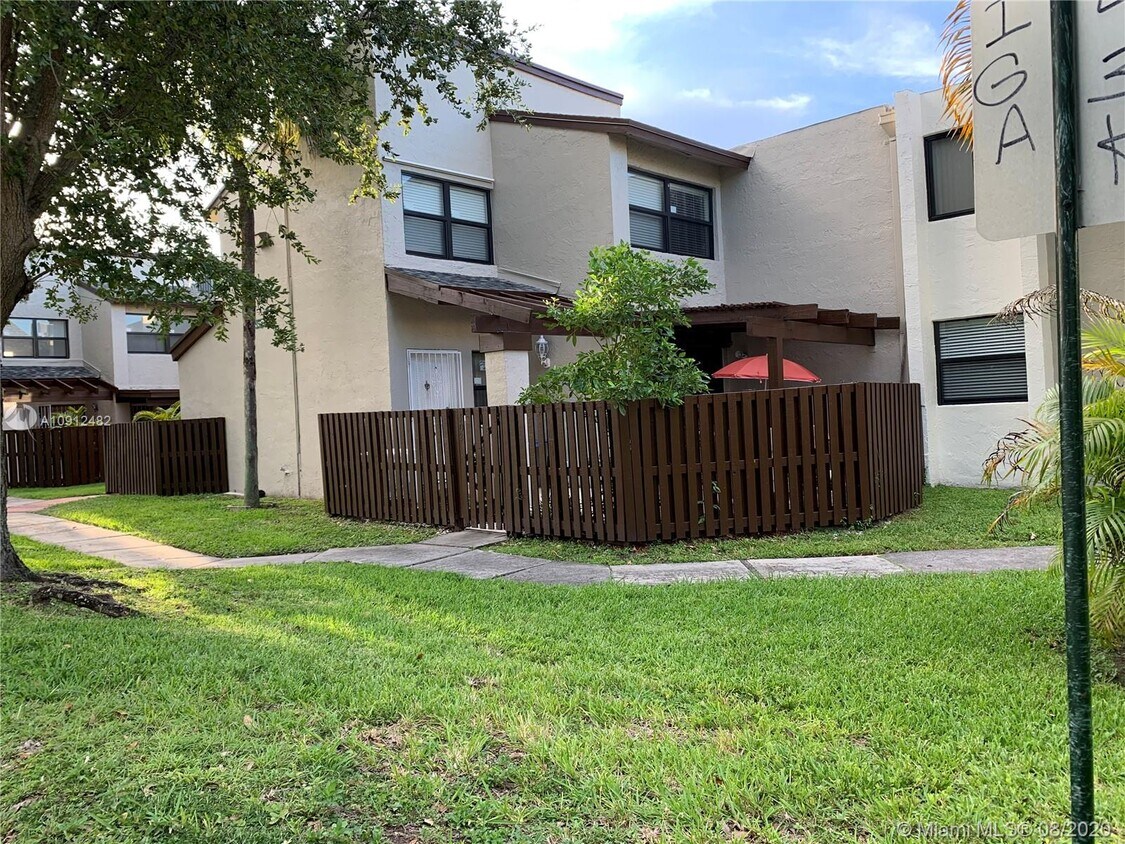 Building Photo - 10231 Fontainebleau Blvd