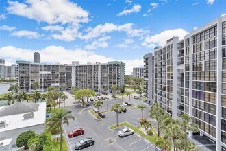 Building Photo - 600 Parkview Dr