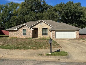 Building Photo - 320 Rita Dr