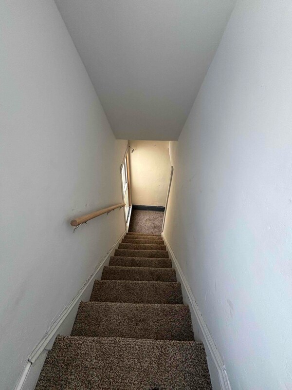 Building Photo - 30 1/2 E Abbott St
