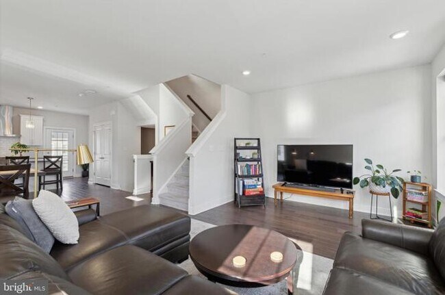 Foto del edificio - 212 Red Leaf Ln