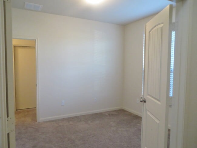 Building Photo - 3 Bedroom 2.5 Bathroom: Georgetown- Pinnacle Home
