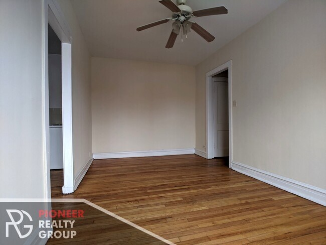 Building Photo - 955 W Cornelia Ave